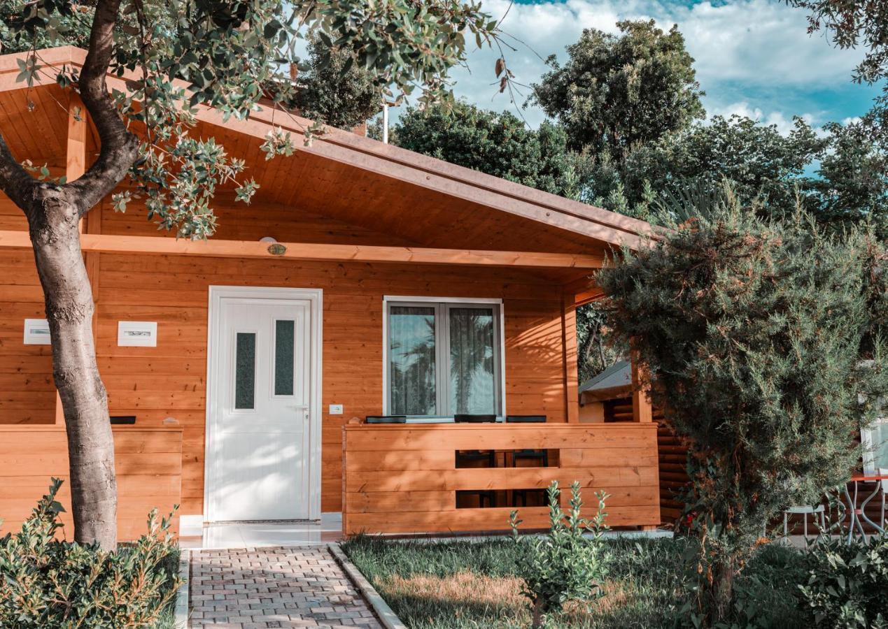 Plazhi Gjeneralit - Small Cabins - Bungalows - Apartaments - Villas - Suite Kavaje Exteriör bild