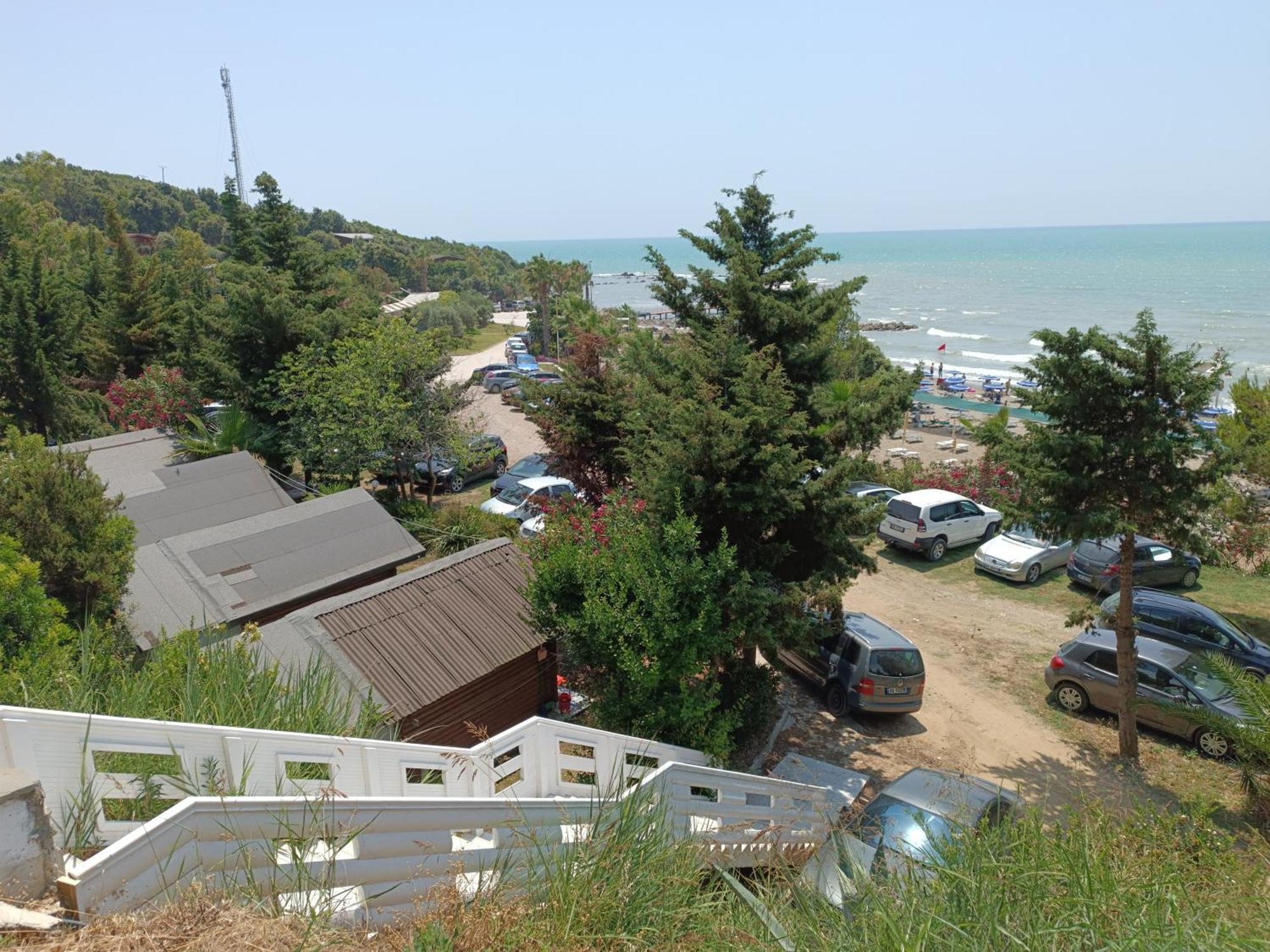 Plazhi Gjeneralit - Small Cabins - Bungalows - Apartaments - Villas - Suite Kavaje Exteriör bild