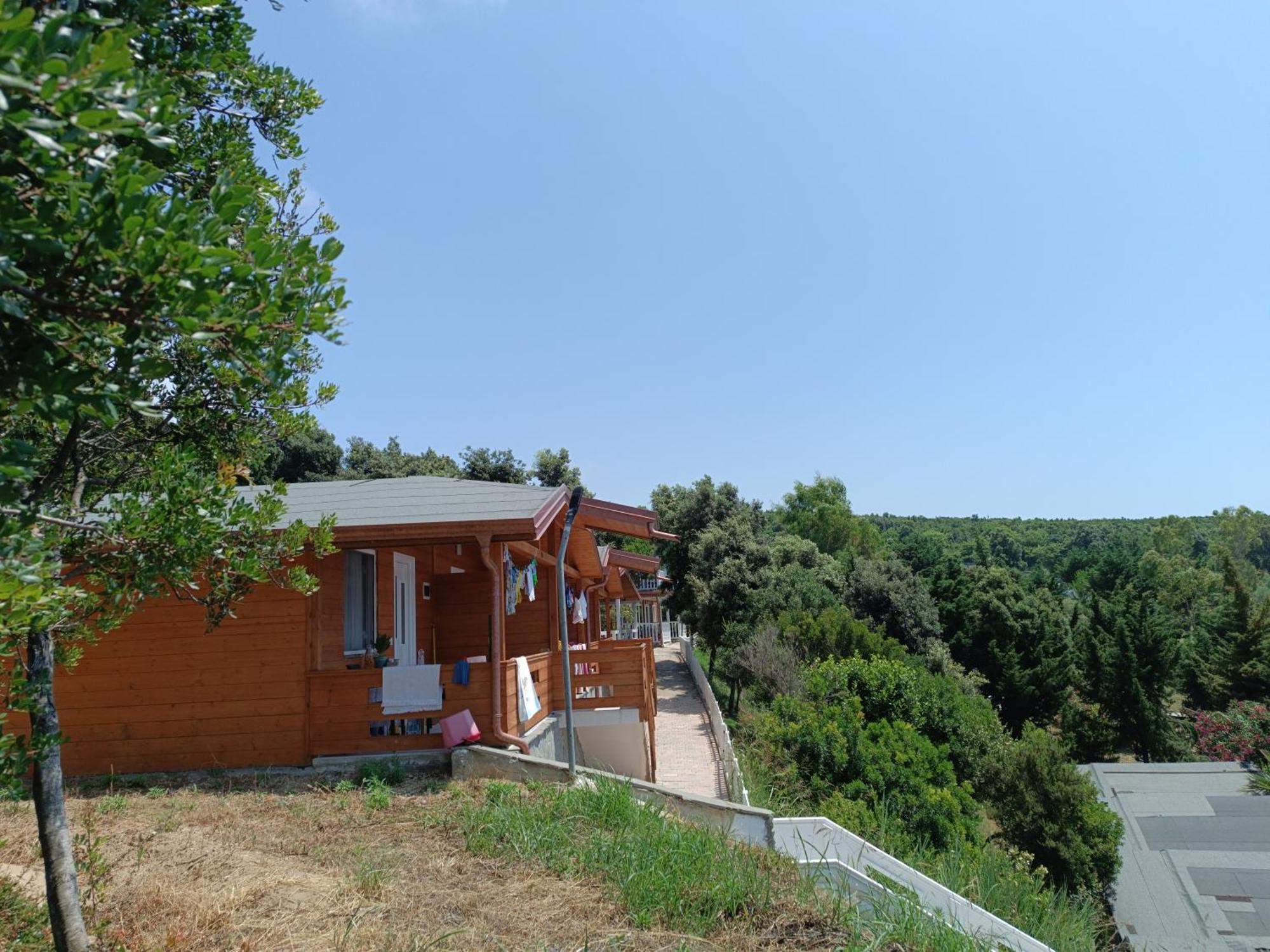 Plazhi Gjeneralit - Small Cabins - Bungalows - Apartaments - Villas - Suite Kavaje Exteriör bild
