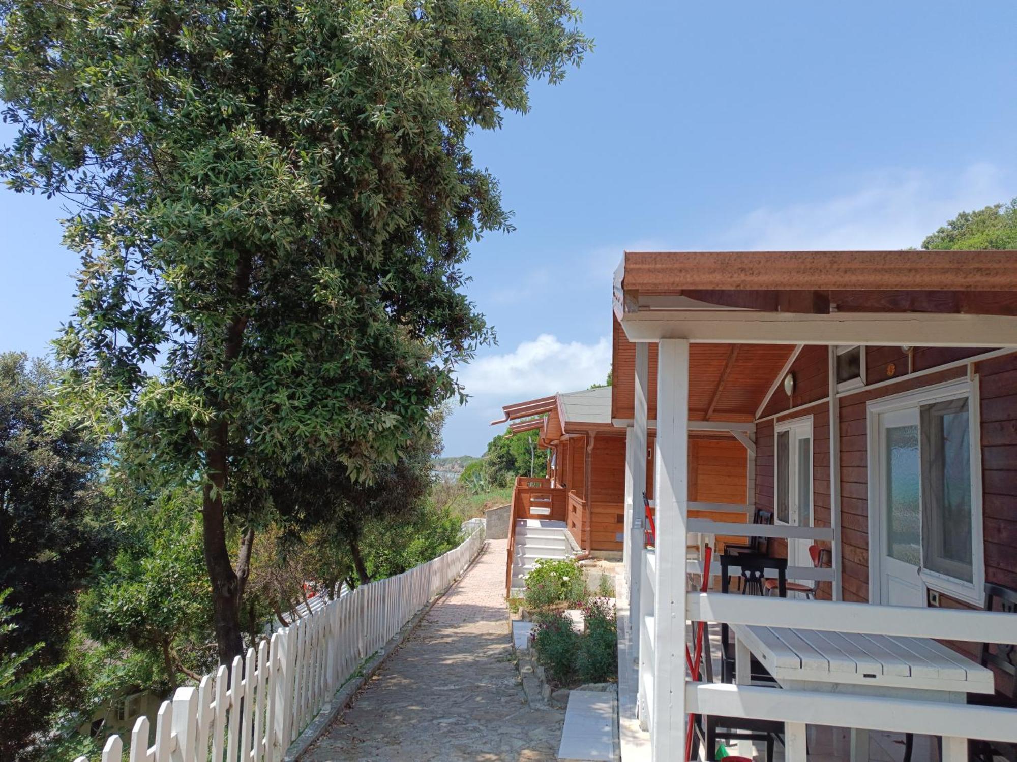 Plazhi Gjeneralit - Small Cabins - Bungalows - Apartaments - Villas - Suite Kavaje Exteriör bild