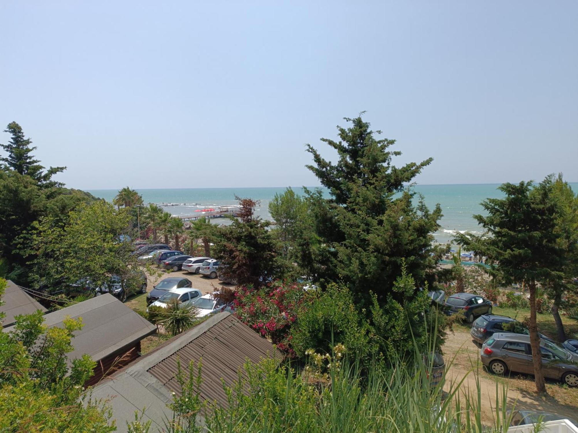 Plazhi Gjeneralit - Small Cabins - Bungalows - Apartaments - Villas - Suite Kavaje Exteriör bild