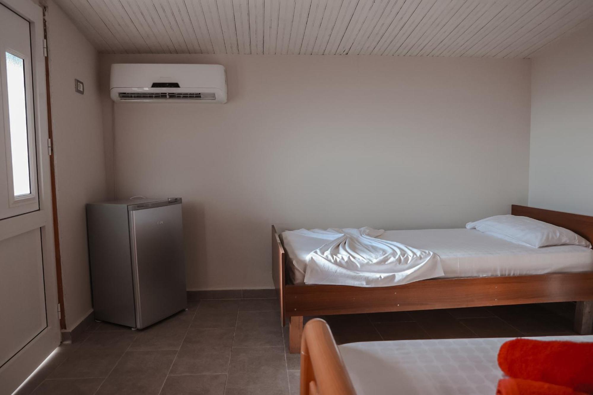 Plazhi Gjeneralit - Small Cabins - Bungalows - Apartaments - Villas - Suite Kavaje Exteriör bild